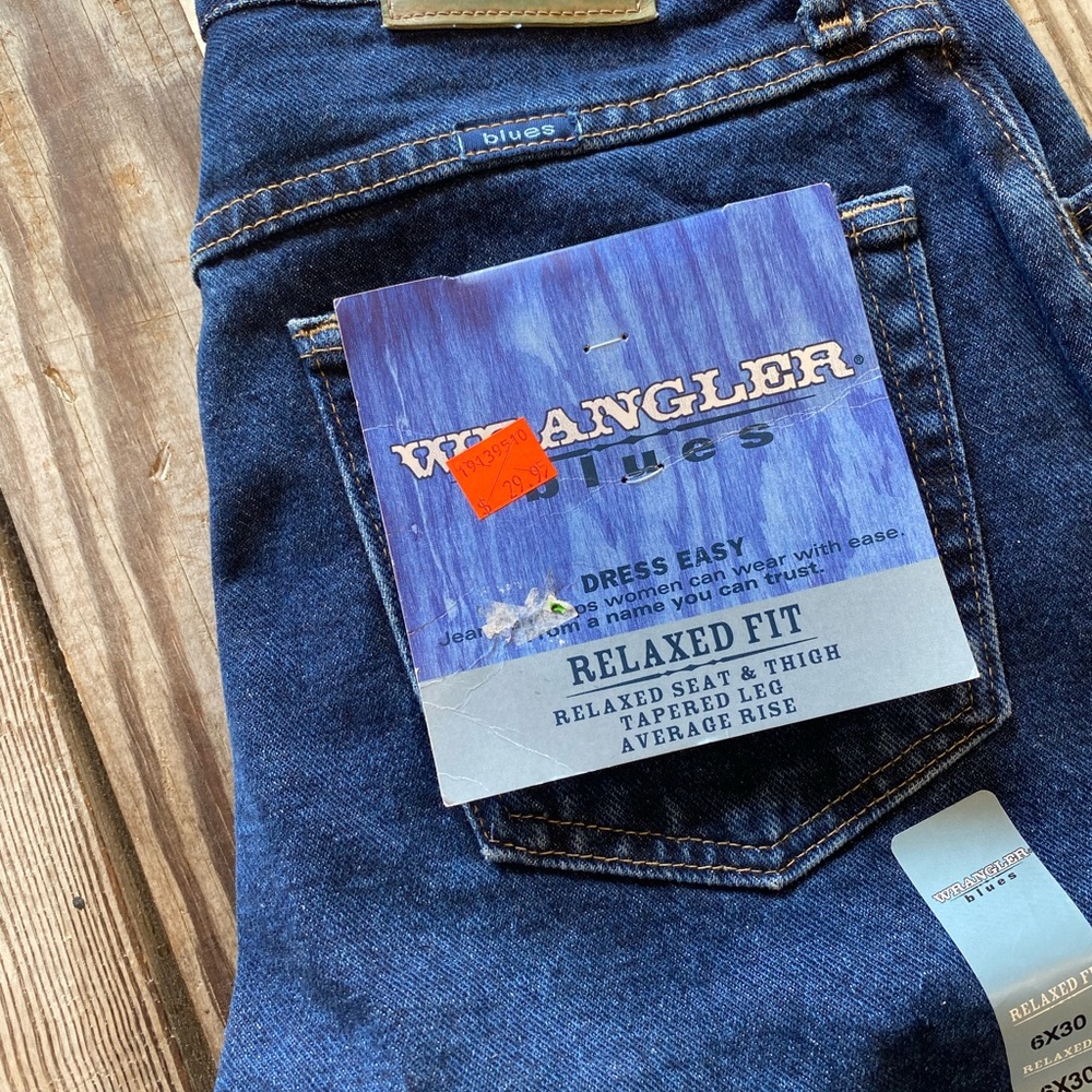Wrangler Blues Jeans Womens 4x30  Straight Leg Tapered Leg Relaxed Seat NWT